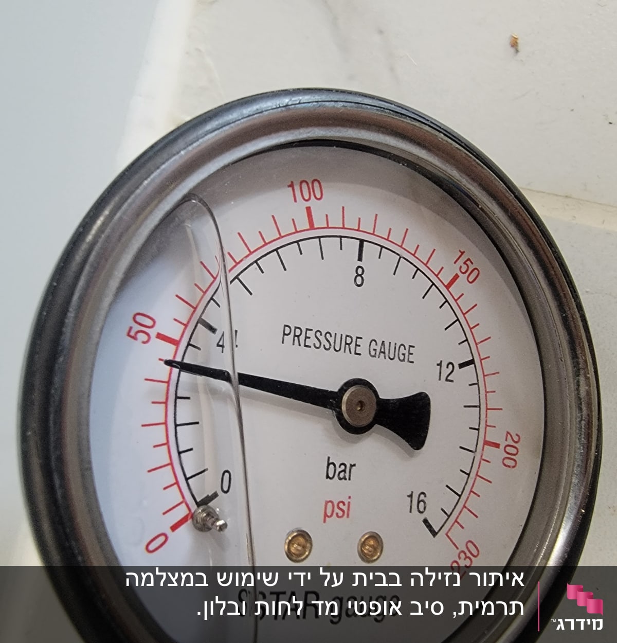 מד לחץ עם מחוגים למדידת לחץ אוויר